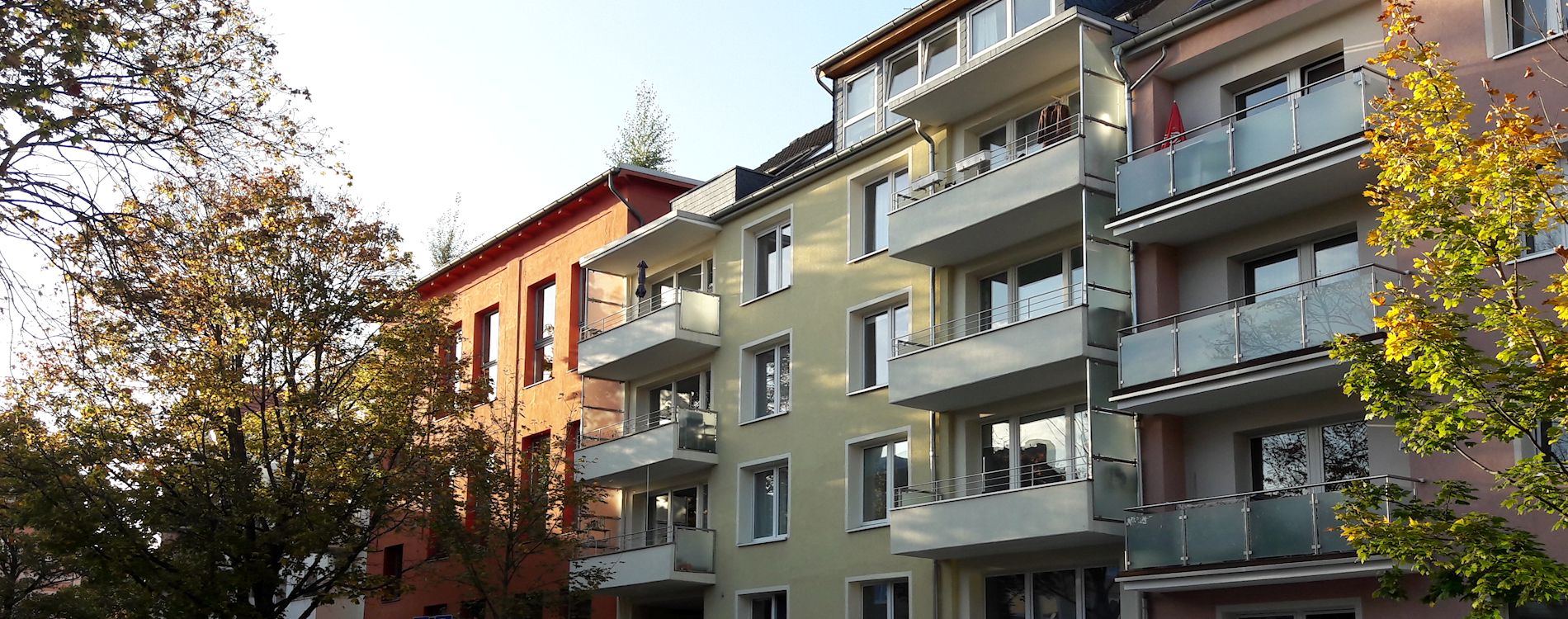 Bunte Häuserfassaden mit Balkonen im Herbstlicht