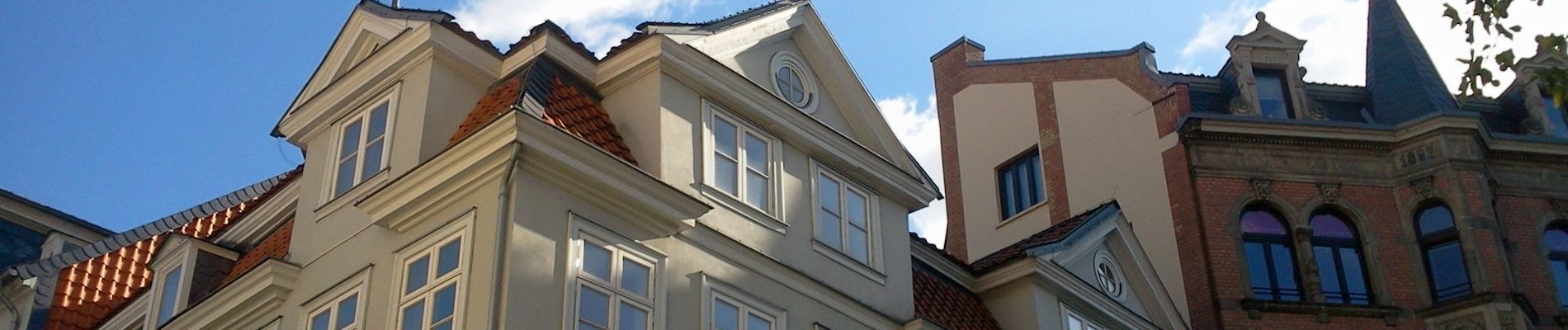 Saniertes Wohn- und Geschäftshaus vor blauem Himmel