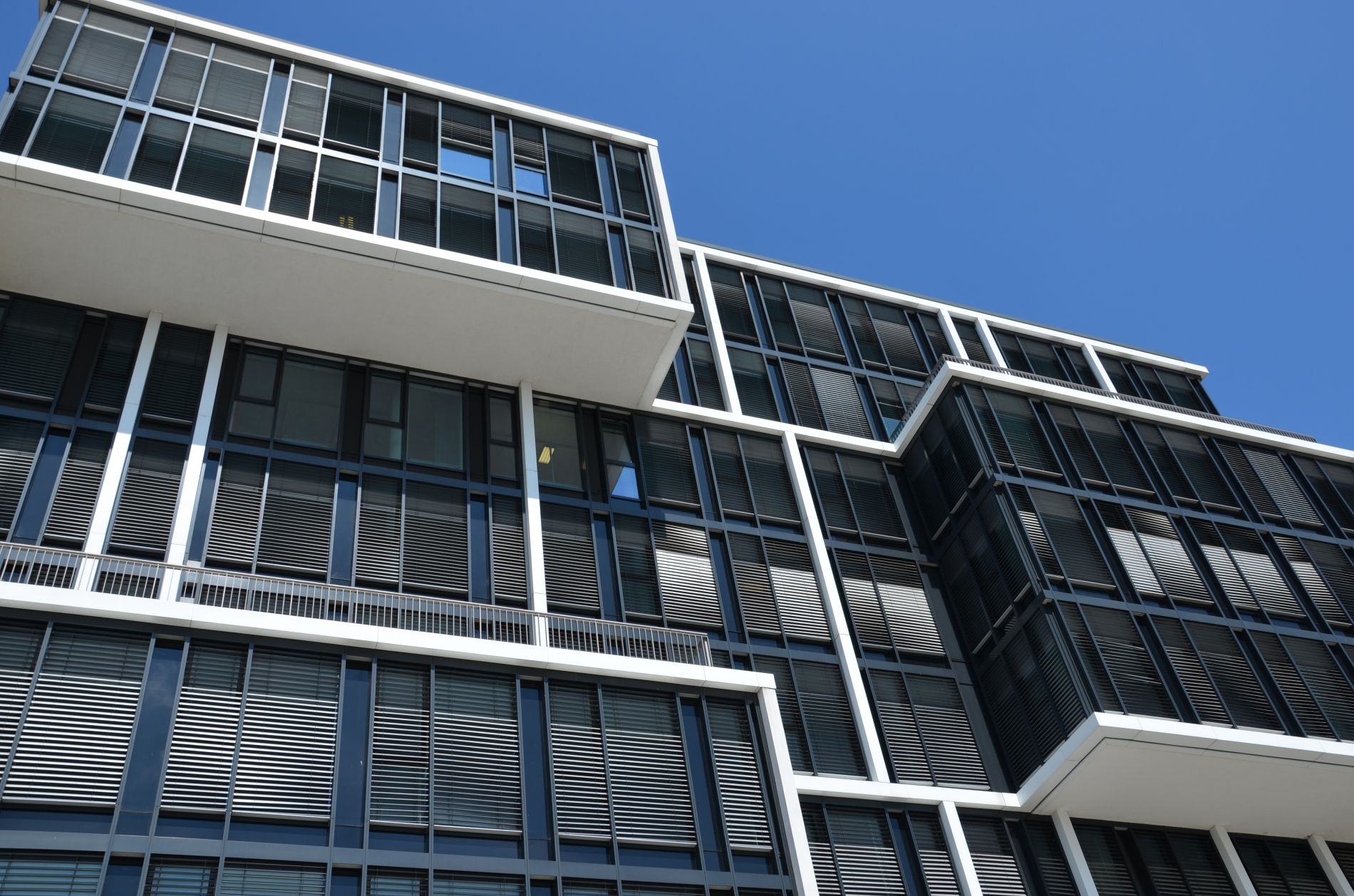 Modernes Bürohaus mit verschachtelter Fassade