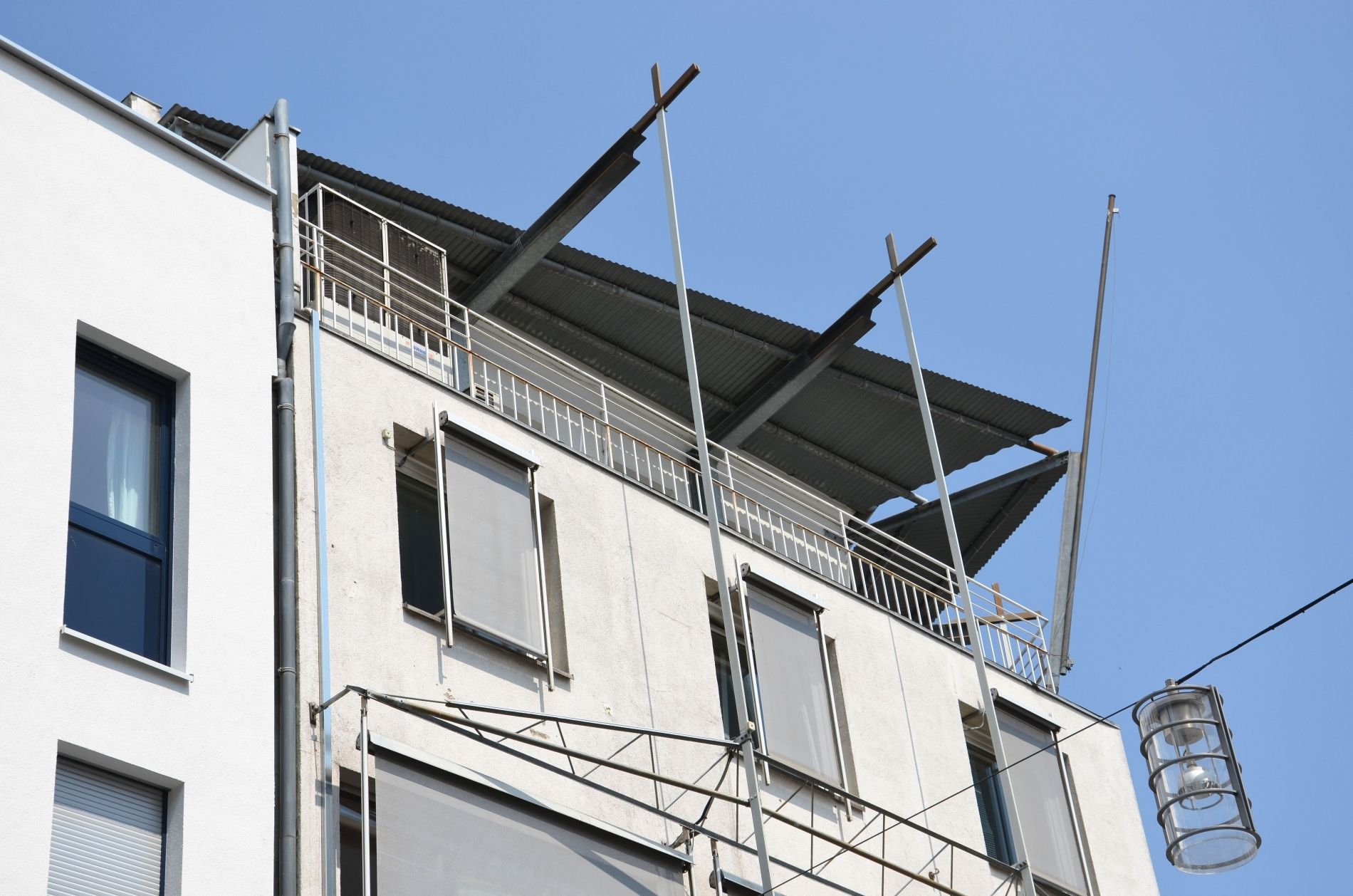 Modernes Bürohaus mit Dachterrasse