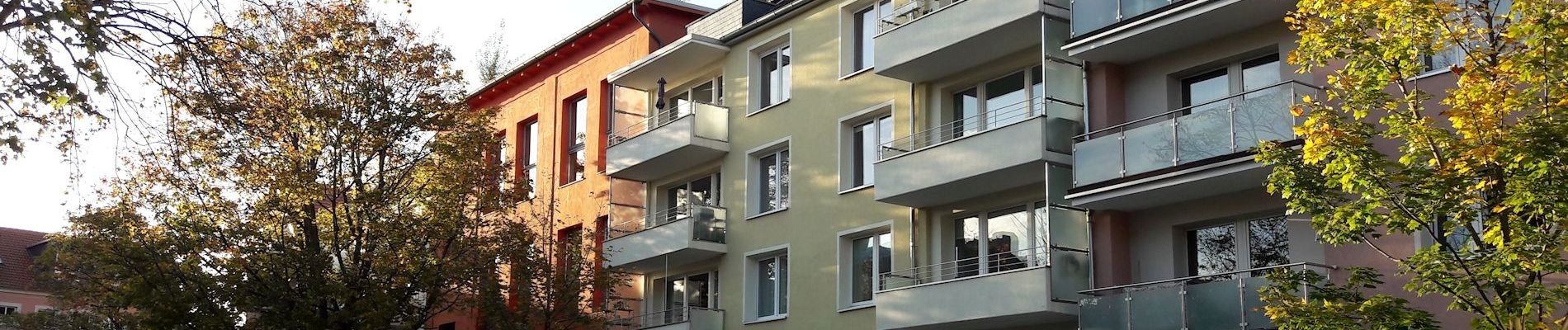 Bunte Häuserfassaden mit Balkonen im Herbstlicht