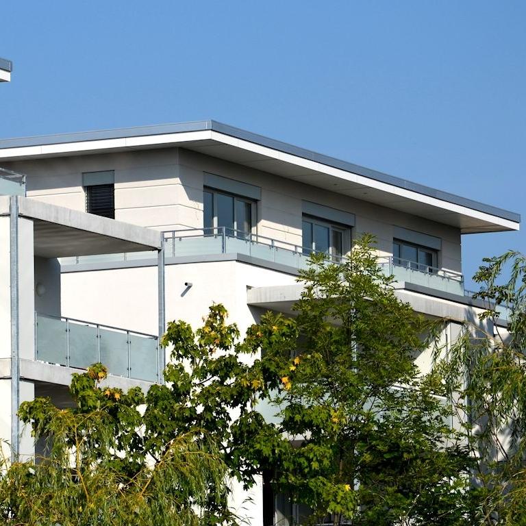 Modernes Mehrfamilienhaus mit einem Penthouse