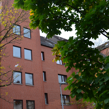 Mehrfamilienhaus mit roter Klinkerfassade
