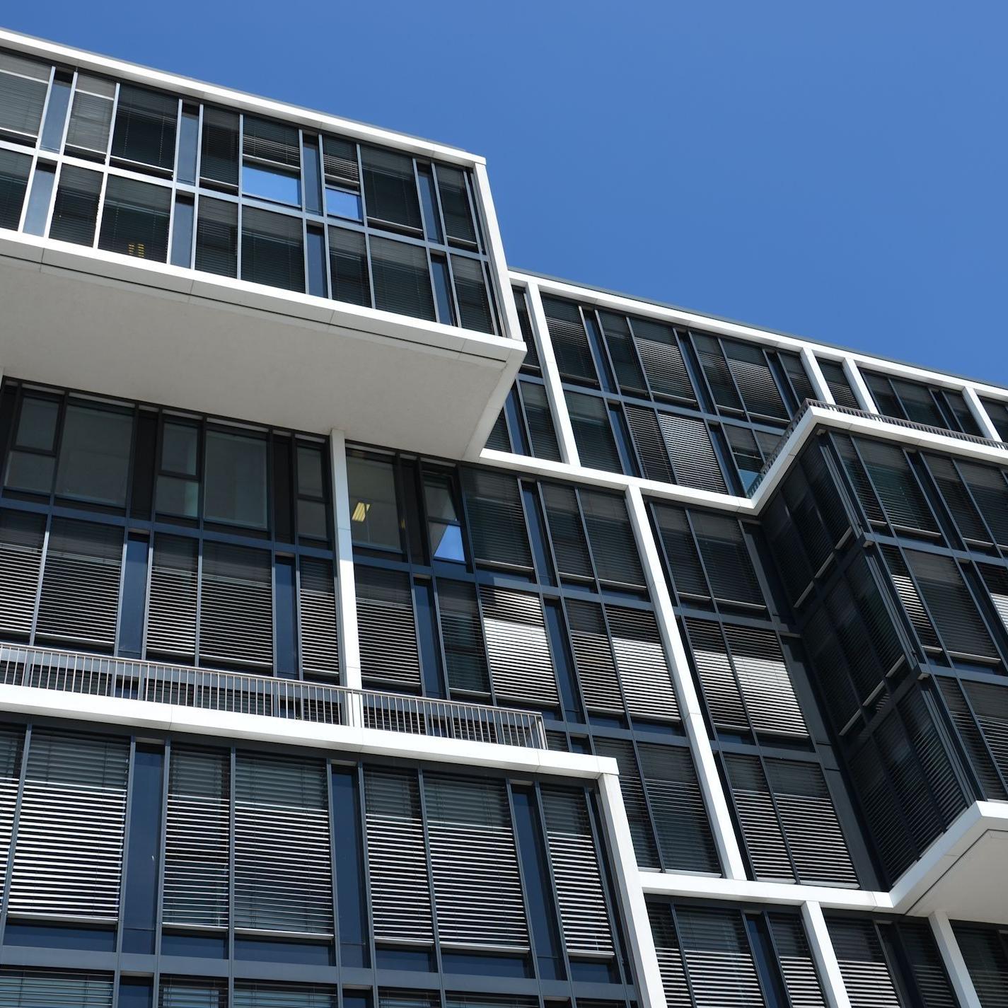 Modernes Geschäftshaus mit einer verschachtelten Fassade