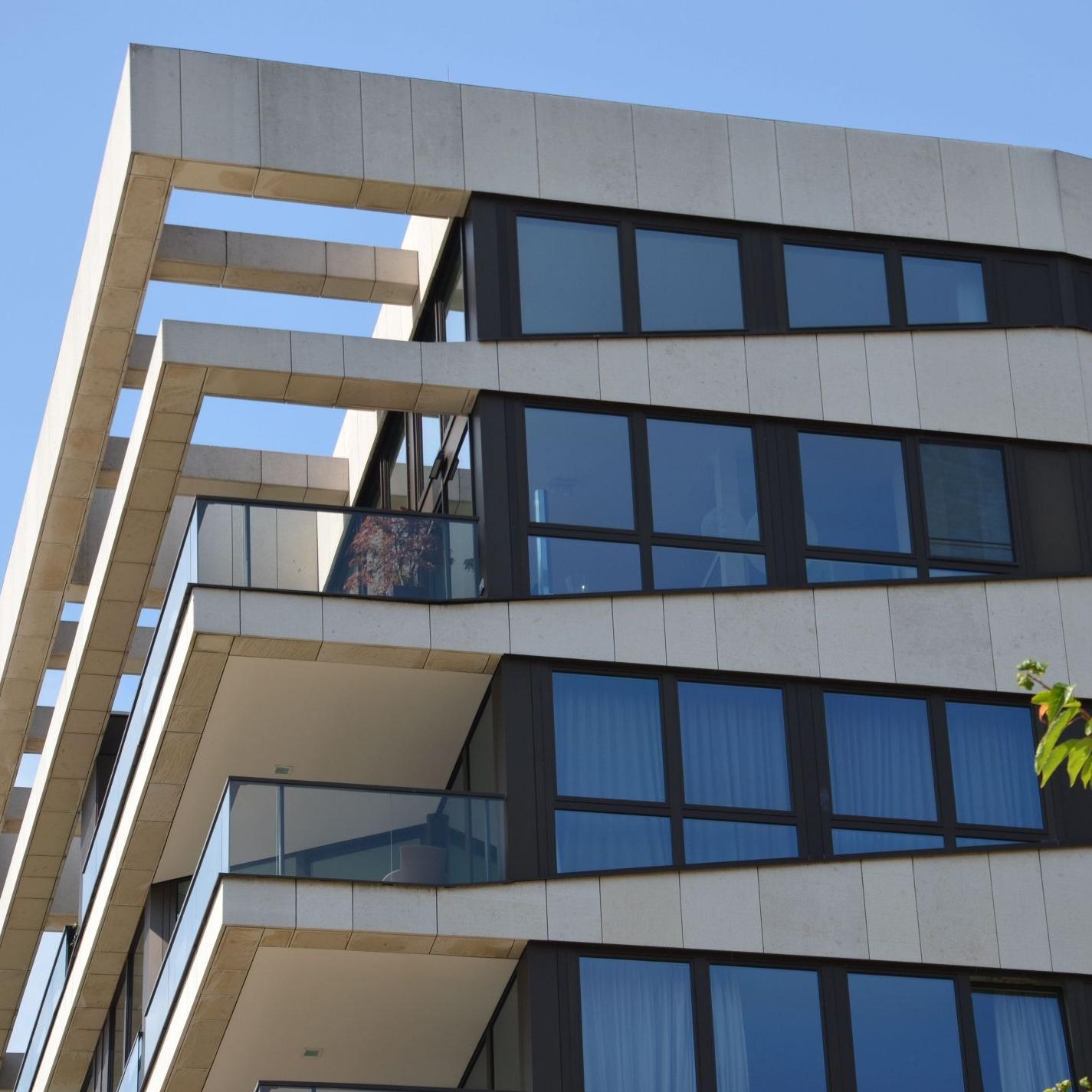 Modernes Hochhaus mit Glasfassade