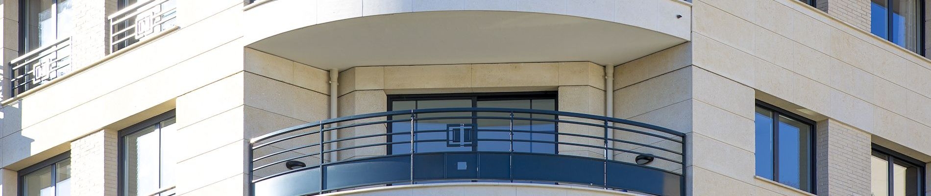 Bildausschnitt einer Loggia in einem Wohnhaus
