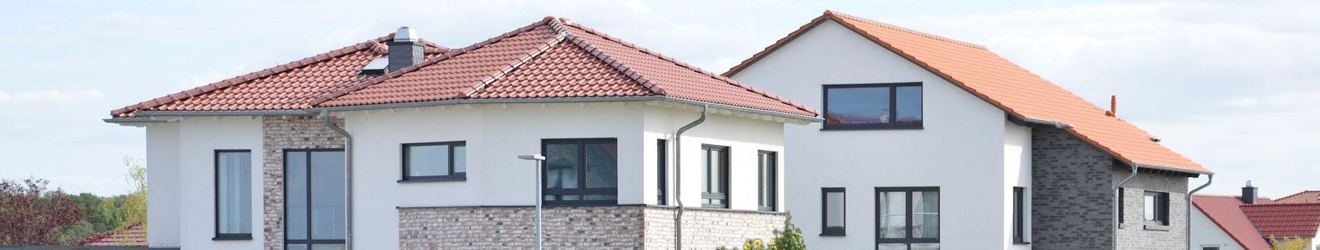 Moderne Einfamilienhäuser mit Zeltdach