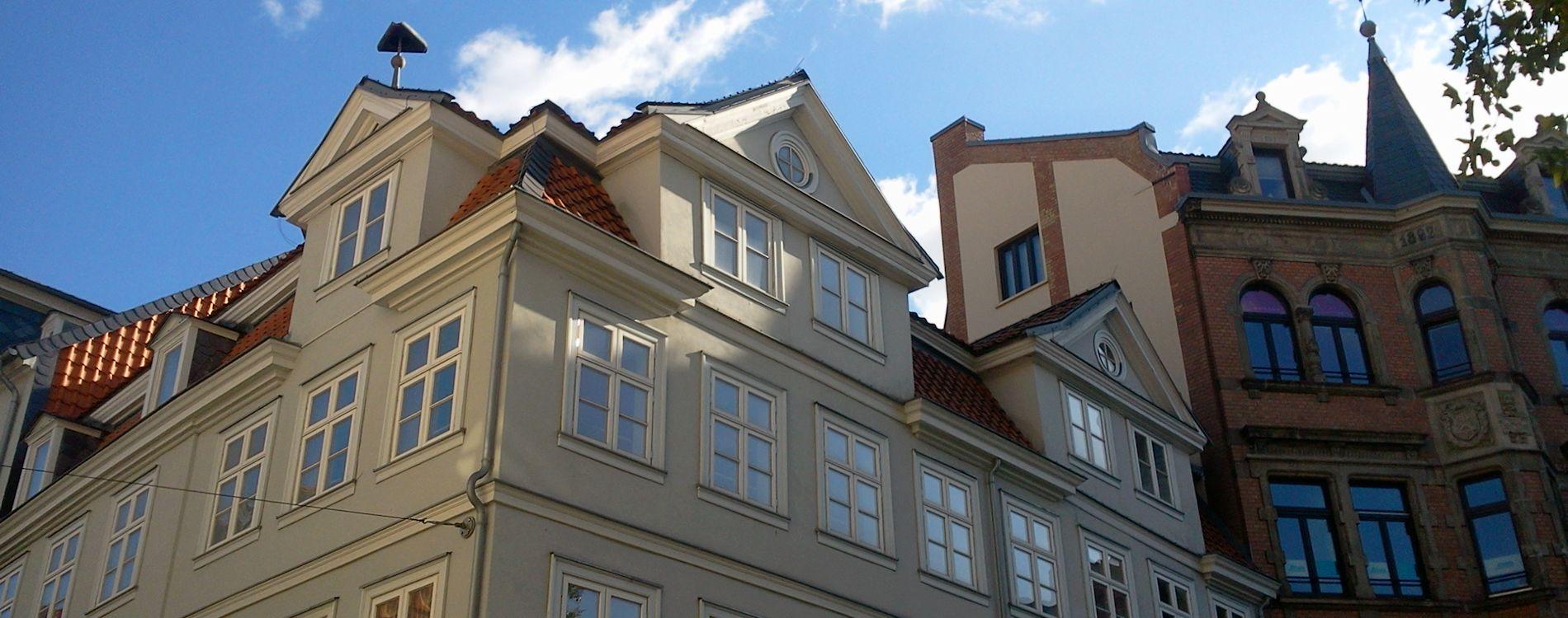 Saniertes Wohn- und Geschäftshaus vor blauem Himmel