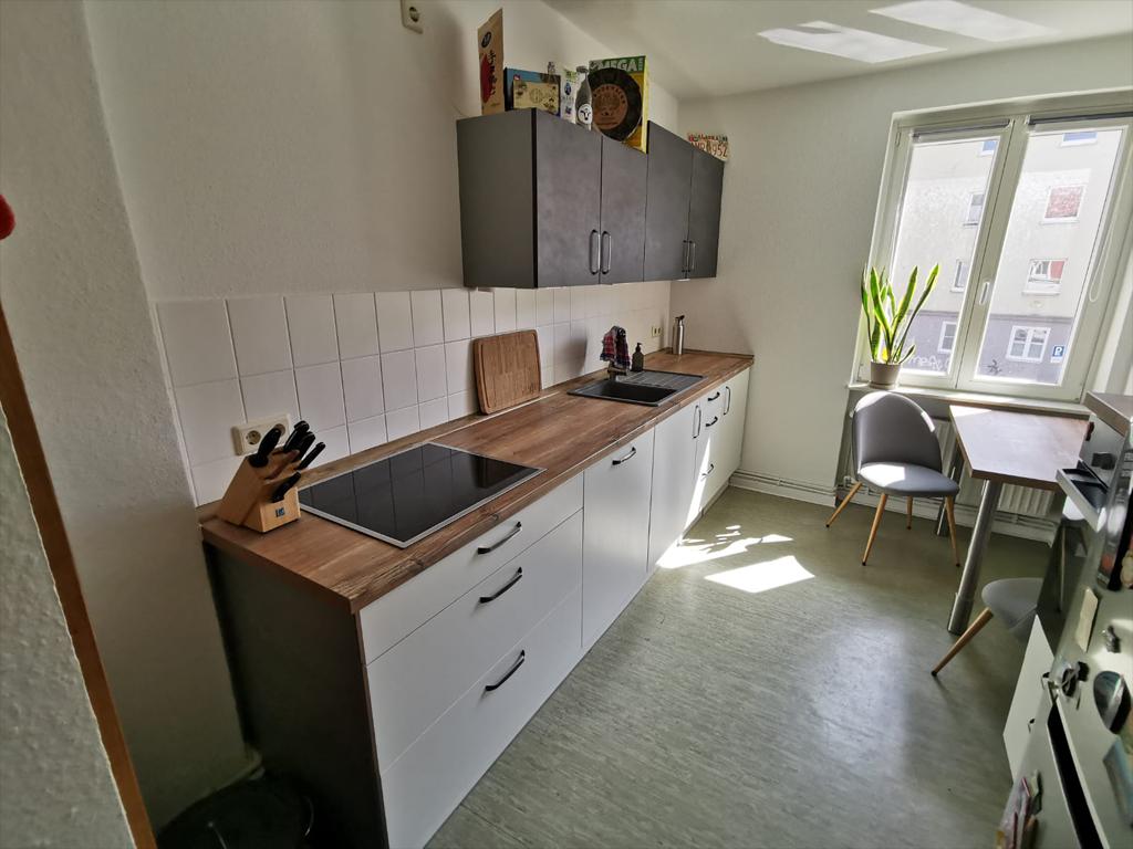 2 Zimmer Wohnung: Einbauküche ohne Inventaren
