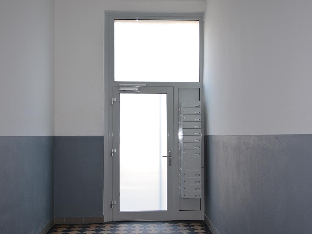 2 Zimmer Wohnung: Hausflur