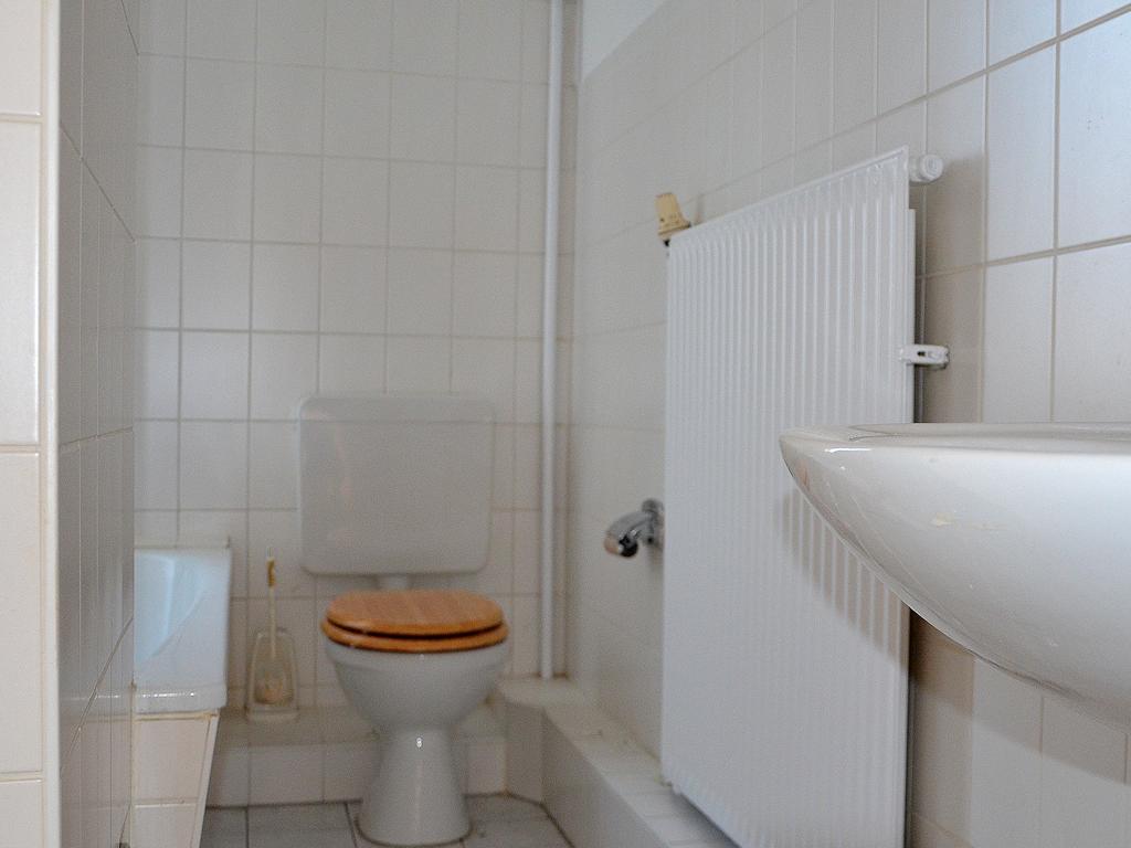 2 Zimmer Wohnung: Bad mit WC und Wanne