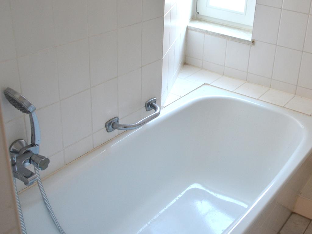 2 Zimmer Wohnung: Badewanne