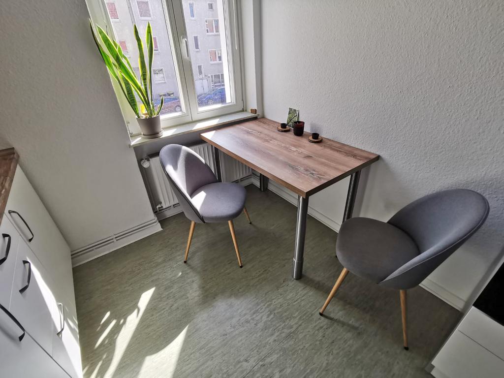2 Zimmer Wohnung: Küche Esstisch und Stühle inkl.