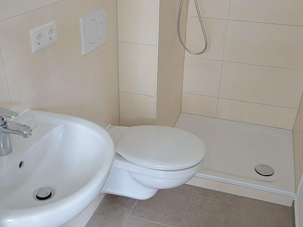 Bad mit Dusche und Wand WC 1 Zimmer Wohnung: Bad mit Dusche und Wand WC