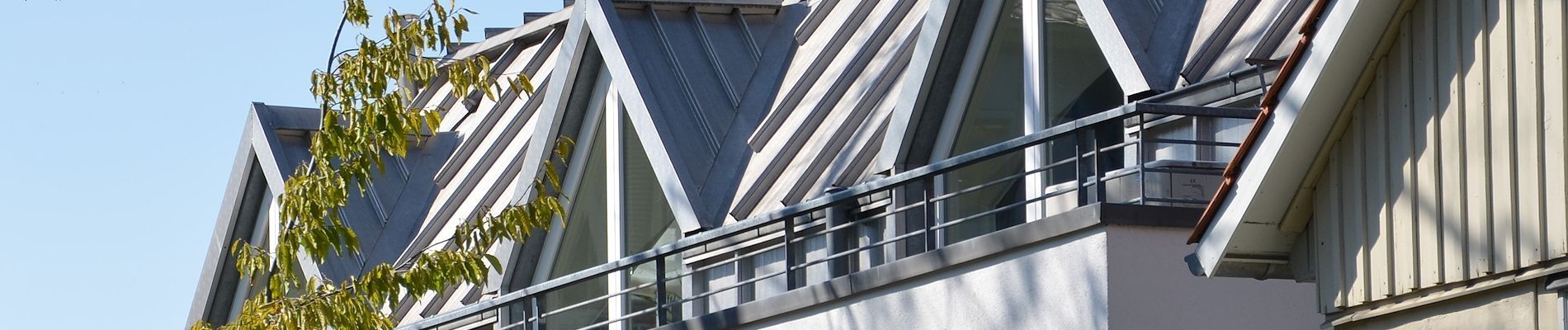Dreieckige Gauben einer Dachwohnung